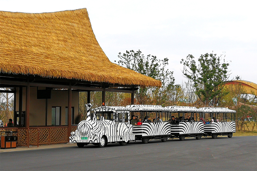 Back-to-back style semi-enclosed carriages 24 elegant large trackless sightseeing trains