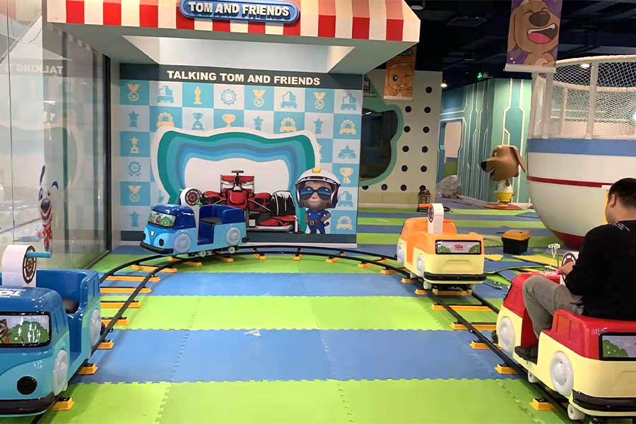 Track hand-cranked electric train for parks and playgrounds