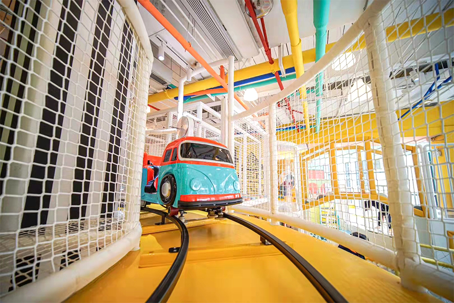 Track hand-cranked electric train for parks and playgrounds