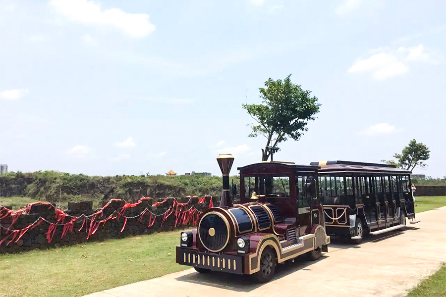 28-seater closed carriage classic large trackless sightseeing train