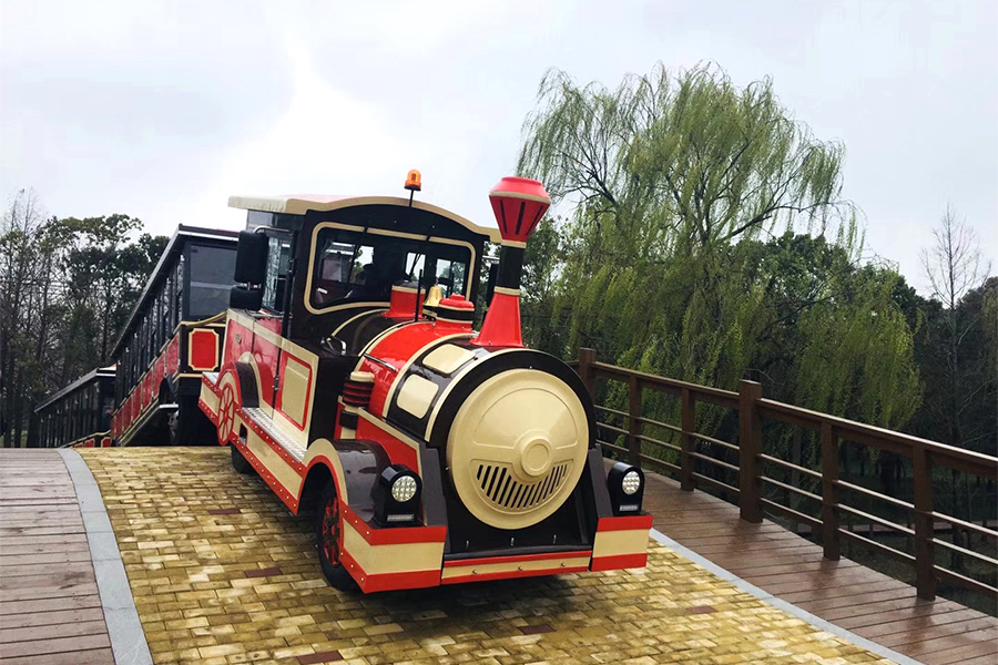 28 elegant large-scale trackless sightseeing trains in closed carriages