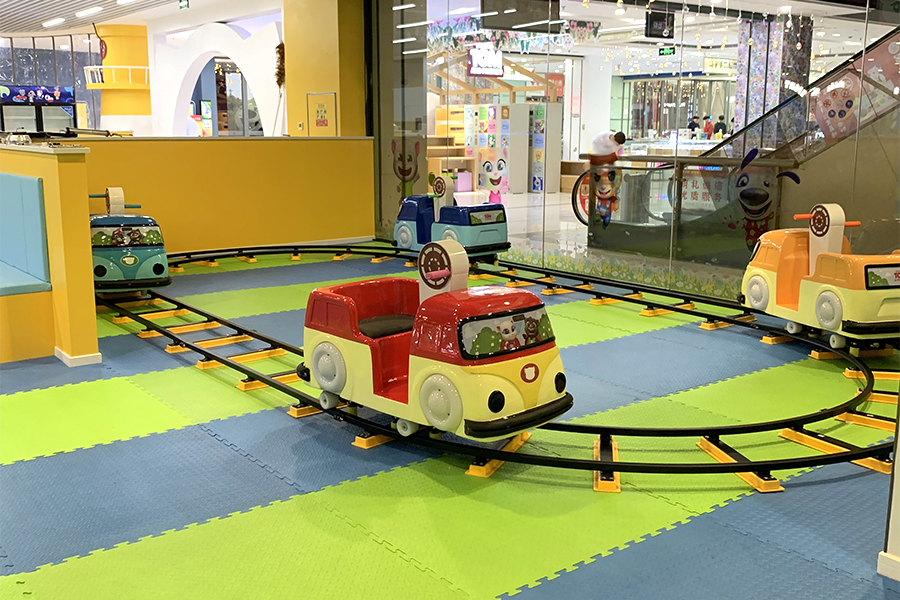 Track hand-cranked electric train for parks and playgrounds
