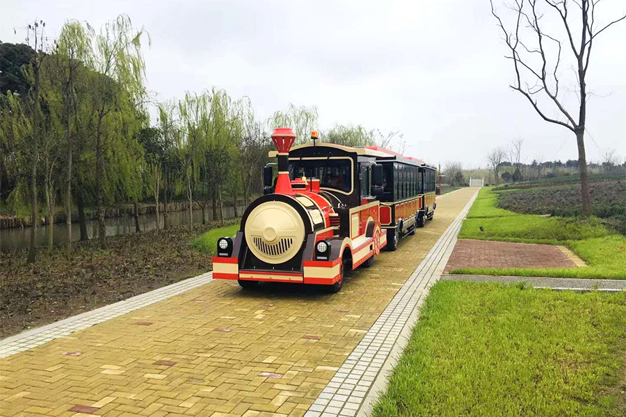 28 elegant large-scale trackless sightseeing trains in closed carriages