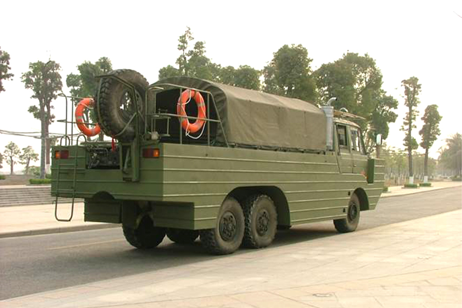 Rescue and rescue version of amphibious vehicle