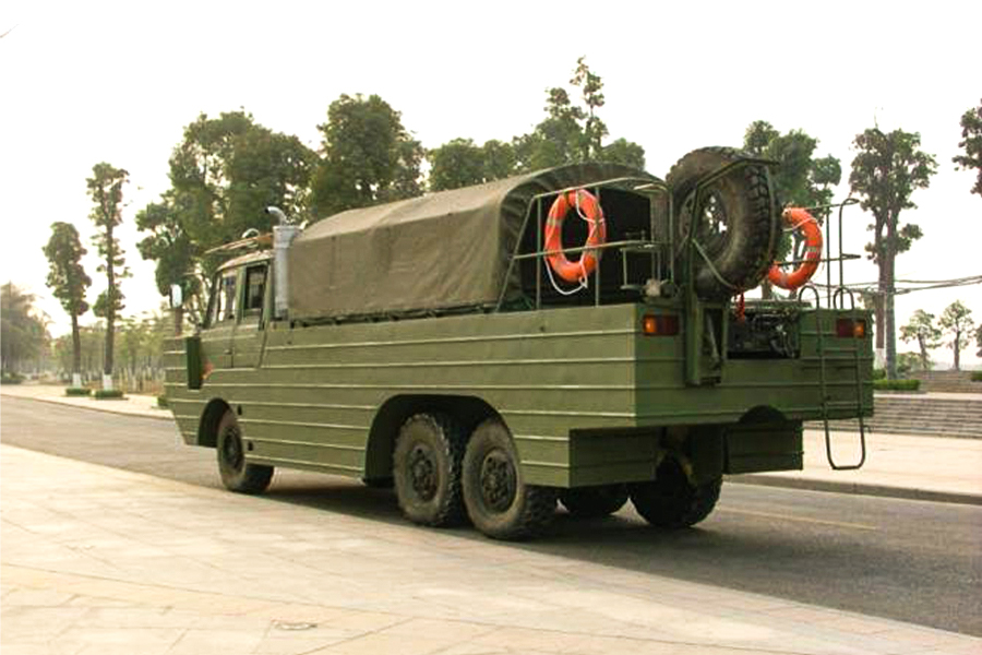 Rescue and rescue version of amphibious vehicle