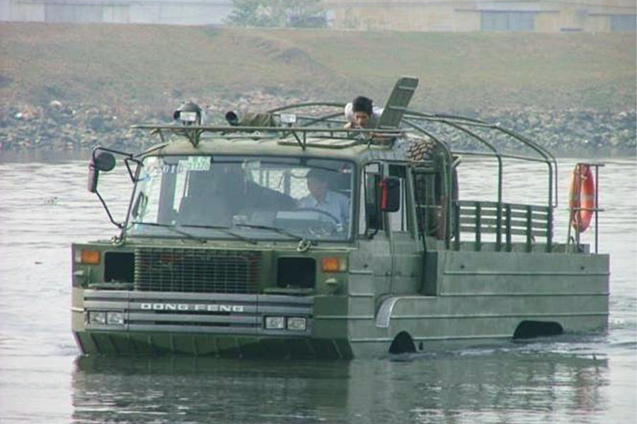 Rescue and rescue version of amphibious vehicle